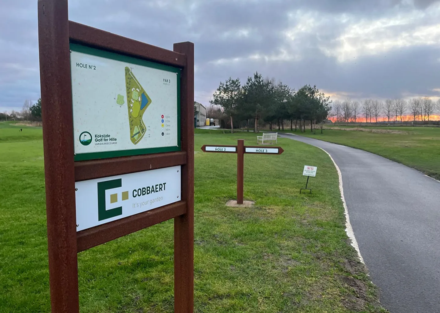 Tuinen Cobbaert sponsort Hole 2 op de Langeleed Championshipcourse op Golf Ter Hille in Koksijde.