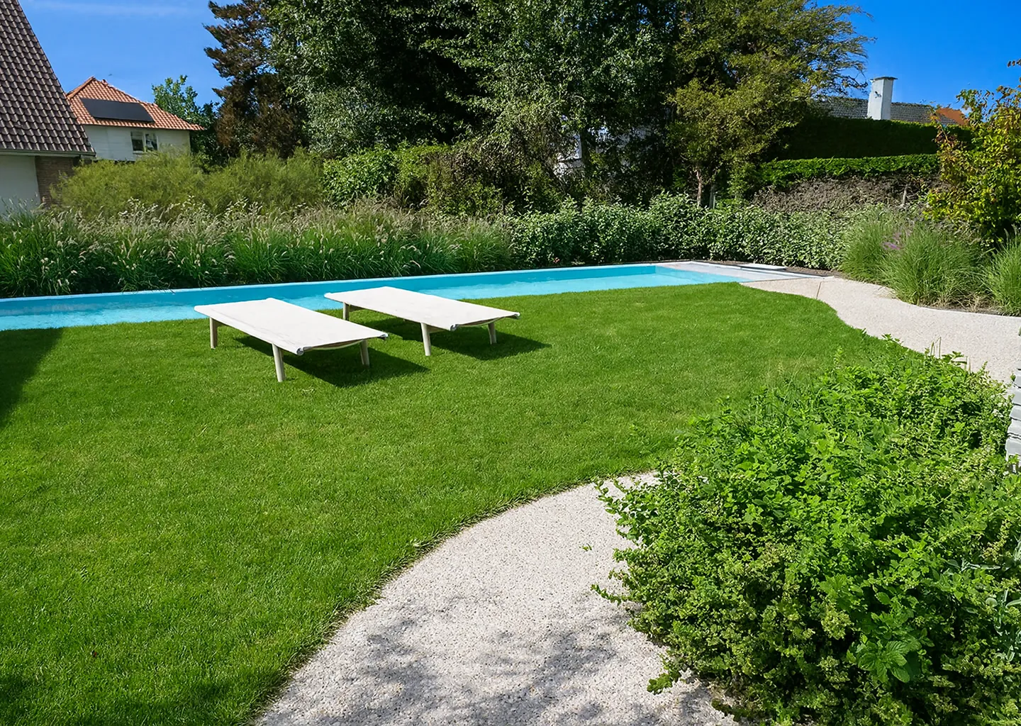 Slingerend pad in gewassen beton naar zwembad